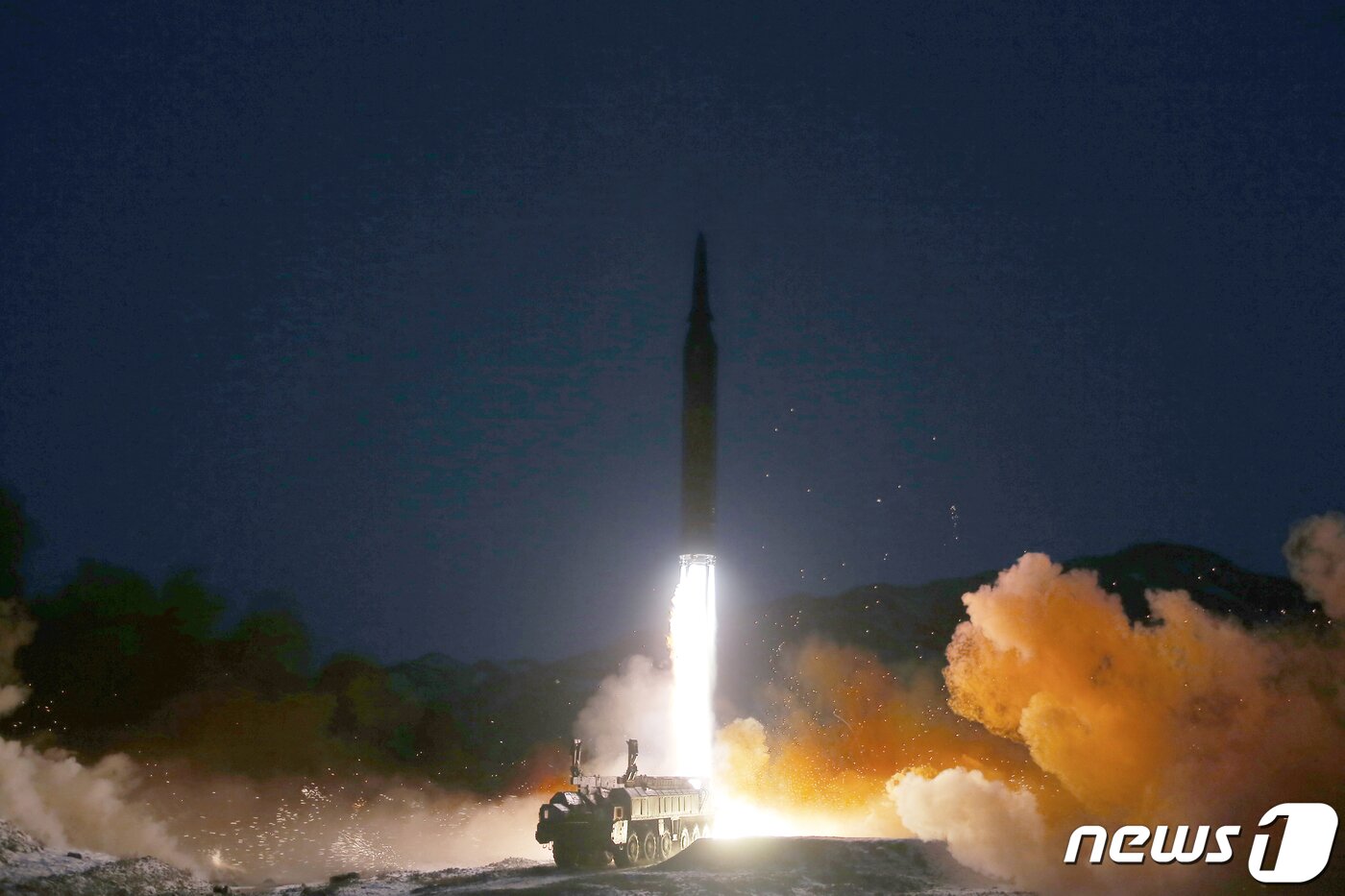 본문 이미지 - (평양 노동신문=뉴스1) = 북한 국방과학원이 11일 극초음속 미사일 시험발사를 진행해 '대성공'했다고 노동당 기관지 노동신문이 12일 보도했다. 김정은 당 총비서도 시험발사 현장에 참관했다. [국내에서만 사용가능. 재배포 금지. DB 금지. For Use Only in the Republic of Korea. Redistribution Prohibited] rodongphoto@news1.kr