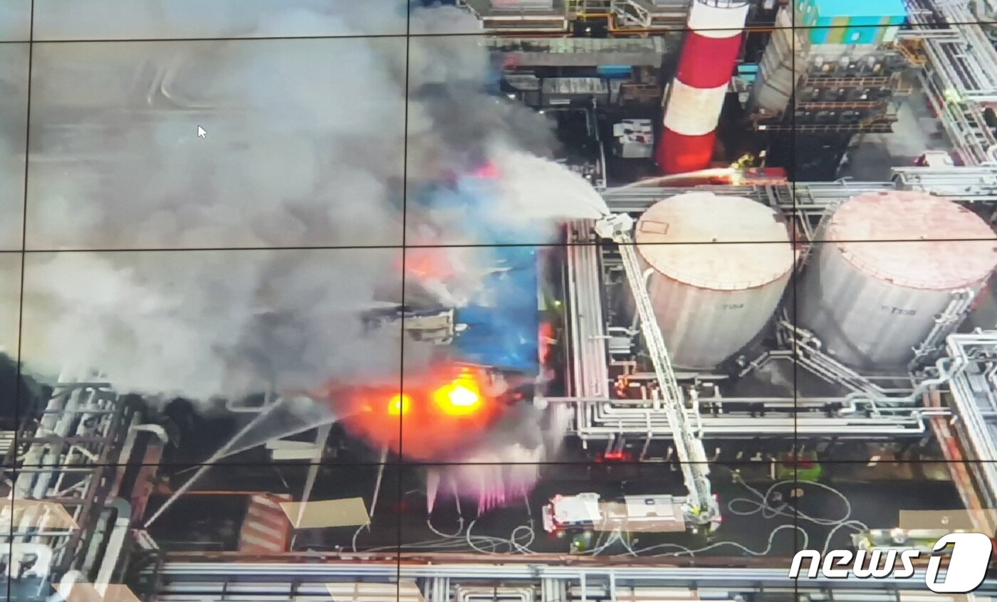 본문 이미지 - 12일 오전 6시23분께 울산시 남구 SK에너지 동력공장 전기관련 설비(에너지저장장치·ESS)에서 화재가 발생해 소방당국이 진화 작업을 하고 있다.(울산소방본부 제공) 2022.1.12/뉴스1 ⓒ News1 조민주 기자