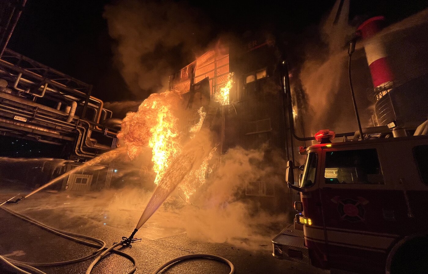 본문 이미지 - 12일 오전 6시23분께 울산시 남구 SK에너지 동력공장 전기관련 설비(에너지저장장치·ESS)에서 화재가 발생해 소방당국이 진화 작업을 하고 있다.(울산소방본부 제공) 2022.1.12/뉴스1