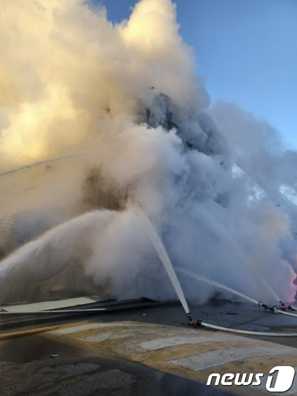 본문 이미지 - 12일 오전 울산 남구 SK에너지 동력공장 전기관련 설비(에너지저장장치·ESS)에서 화재가 발생해 소방당국이 진화 작업을 하고 있다. (울산소방본부 제공) 2022.1.12/뉴스1 ⓒ News1 윤일지 기자