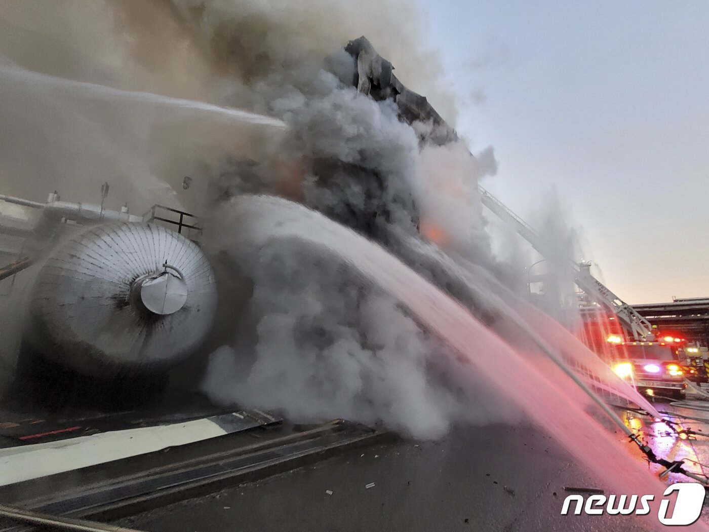 본문 이미지 - 12일 오전 울산 남구 SK에너지 동력공장 전기관련 설비(에너지저장장치·ESS)에서 화재가 발생해 소방당국이 진화 작업을 하고 있다. (울산소방본부 제공) 2022.1.12/뉴스1 ⓒ News1 윤일지 기자