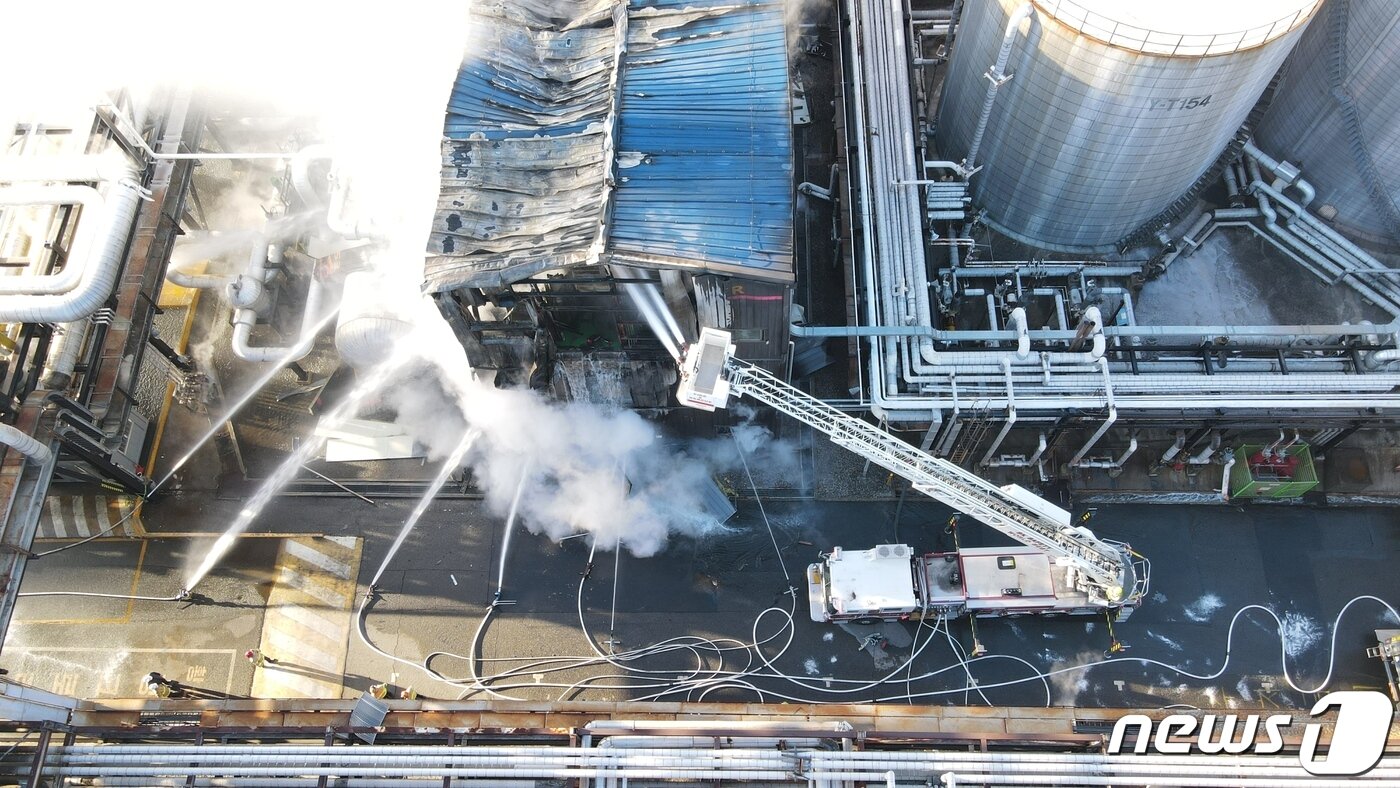 본문 이미지 - 12일 오전 6시22분께 울산시 남구 SK에너지 동력공장 전기관련 설비에서 화재가 발생했다. ⓒ 뉴스1