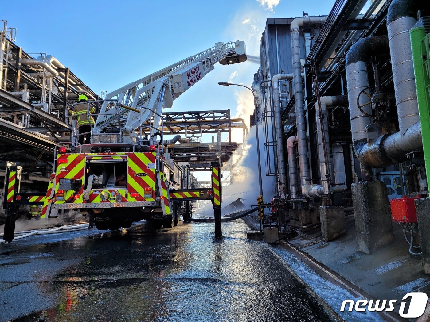 본문 이미지 - 12일 오전 울산시 남구 SK에너지 동력공장 전기관련 설비(에너지저장장치·ESS)에서 화재가 발생, 소방당국이 진화 작업을 하고 있다. (소방청 제공) 2022.1.12/뉴스1