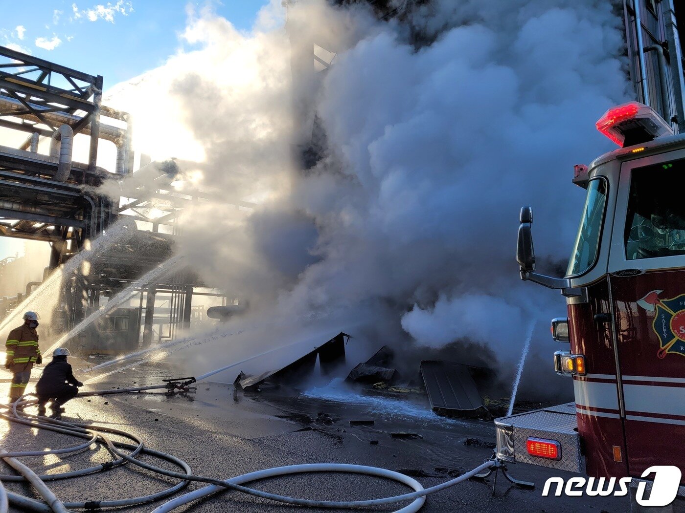 본문 이미지 - 12일 오전 울산시 남구 SK에너지 동력공장 전기관련 설비(에너지저장장치·ESS)에서 화재가 발생, 소방당국이 진화 작업을 하고 있다. (소방청 제공) 2022.1.12/뉴스1