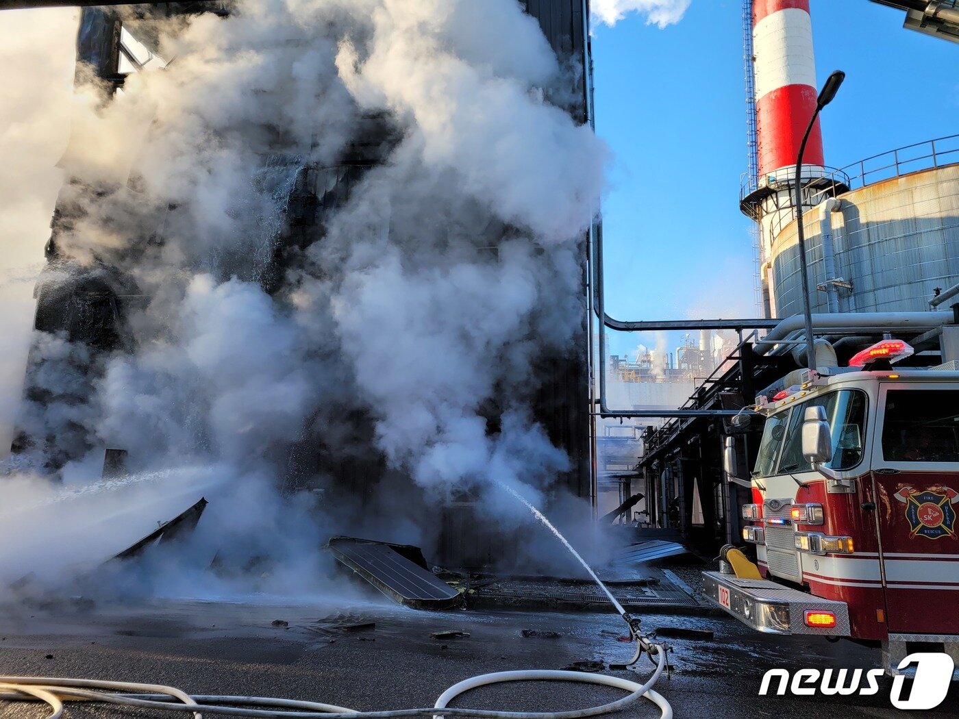 본문 이미지 - 12일 오전 울산시 남구 SK에너지 동력공장 전기관련 설비(에너지저장장치·ESS)에서 화재가 발생, 소방당국이 진화 작업을 하고 있다. (소방청 제공) 2022.1.12/뉴스1