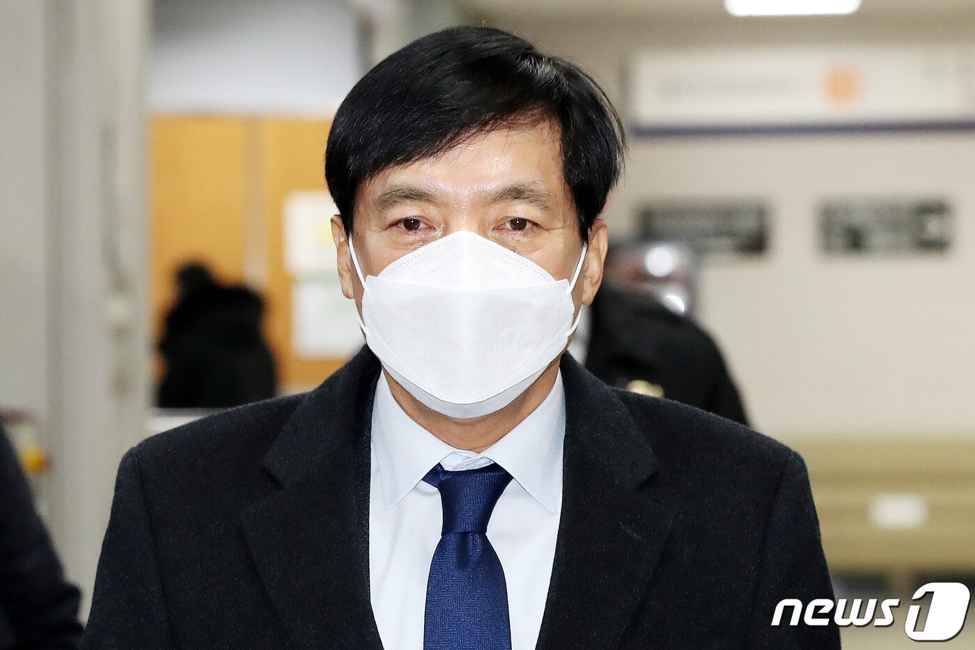 본문 이미지 - 김학의 전 법무부 차관의 출국을 불법으로 막으려 했다는 의혹 수사를 무마하려던 혐의로 기소된 이성윤 서울고검장이 12일 오전 서울 서초구 서울중앙지법에서 열린 공판에 출석하기 위해 법정으로 향하고 있다. 2022.1.12/뉴스1 ⓒ News1 박지혜 기자