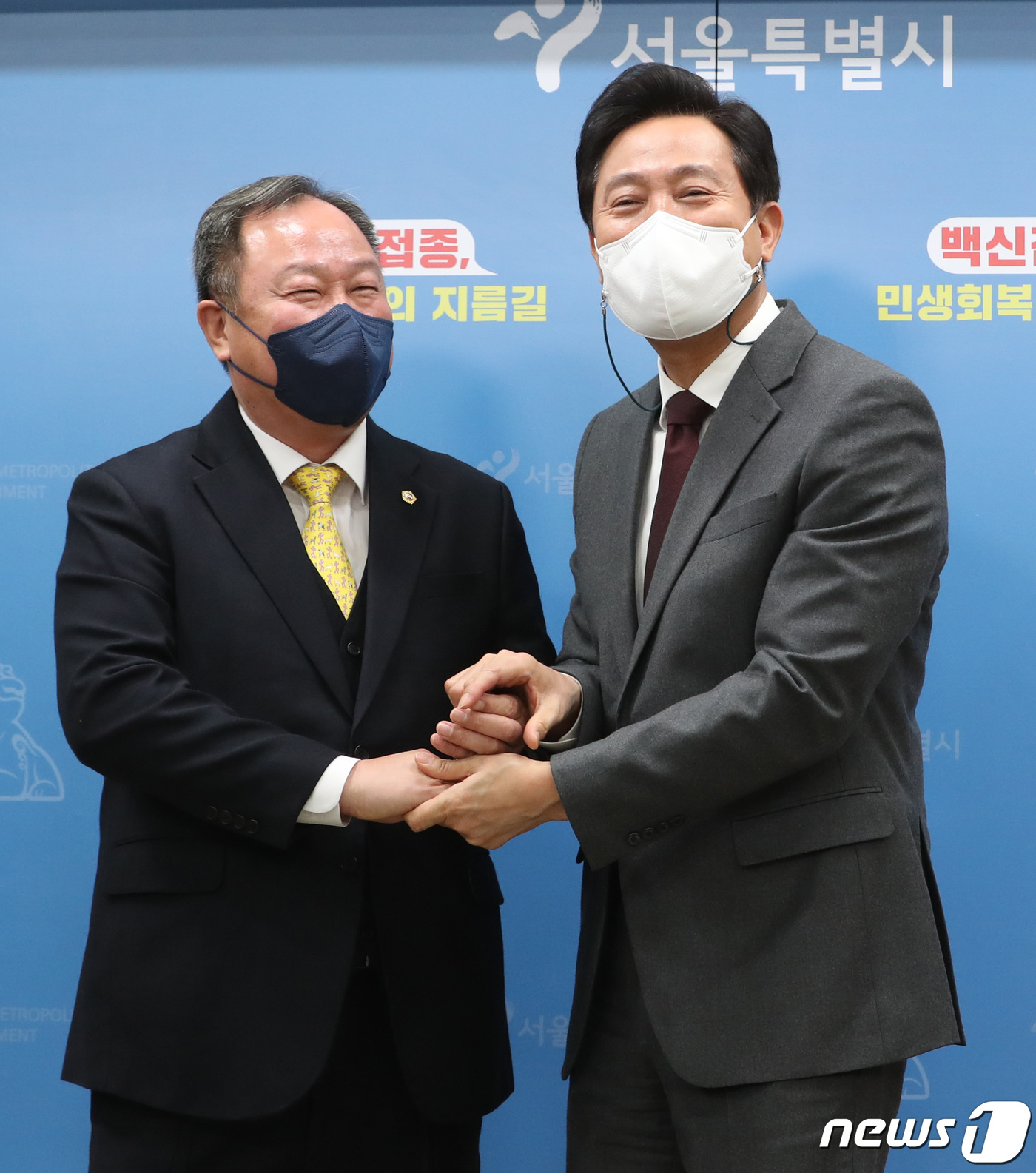 (서울=뉴스1) 이성철 기자 = 오세훈 서울시장과 김인호 서울시의회 의장이 12일 서울 중구 서울시청 브리핑룸에서 열린 '서울시 민생지킴 종합대책 발표'를 마치고 활짝 웃어보이고 …