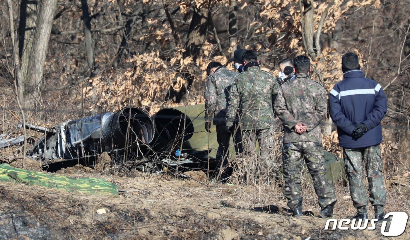 본문 이미지 - 12일 오전 경기도 화성시 관항리 인근 야산에서 군 관계자들이 공군 10전투비행단 소속 F-5E 전투기 추락현장을 둘러보고 있다. 2022.1.12/뉴스1 ⓒ News1 김영운 기자