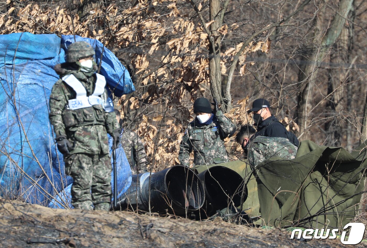 본문 이미지 - 12일 오전 경기도 화성시 관항리 인근 야산에서 군 관계자들이 공군 10전투비행단 소속 F-5E 전투기 추락현장을 둘러보고 있다. 2022.1.12/뉴스1 ⓒ News1 김영운 기자