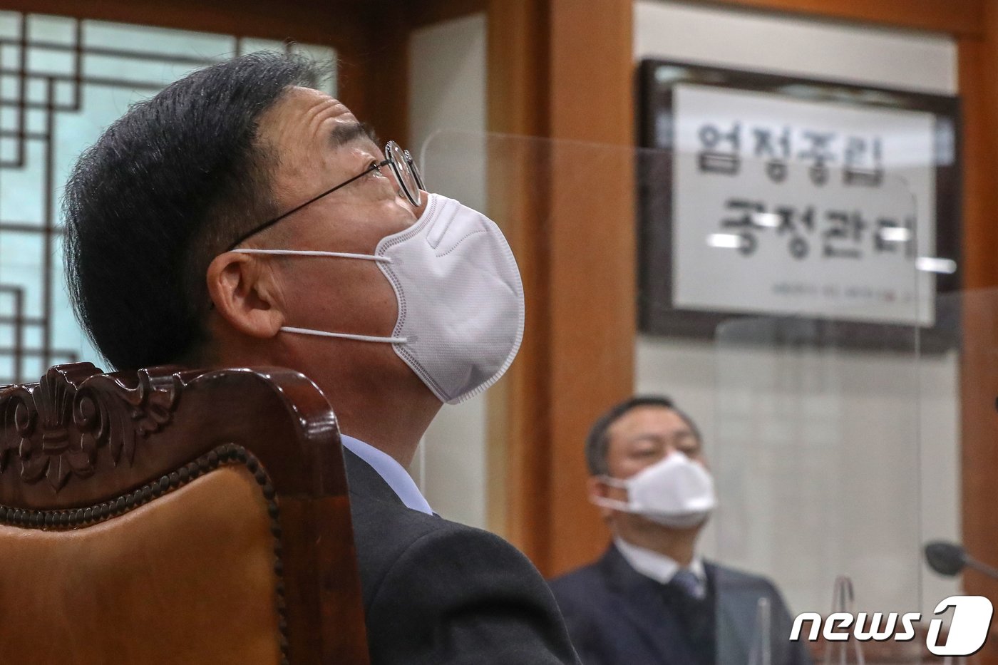 본문 이미지 - 김세환 중앙선거관리위원회 사무총장이 12일 오후 경기 과천 중앙선관위에서 열린 &#39;2022 주요업무계획 회의&#39;에서 선관위 관계자와 대화를 하고 있다. 2022.1.12/뉴스1 ⓒ News1 민경석 기자