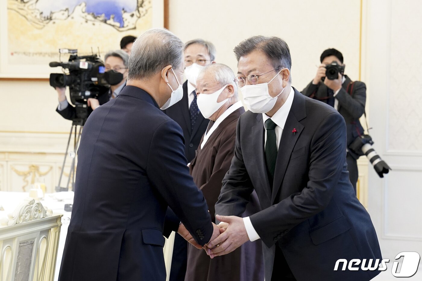 본문 이미지 - 문재인 대통령이 12일 청와대 본관 인왕실에서 열린 종교 지도자 초청 오찬 간담회에서 한국천주교주교회의 의장 이용훈 주교와 인사하고 있다. 2022.1.12/뉴스1 ⓒ News1 이광호 기자