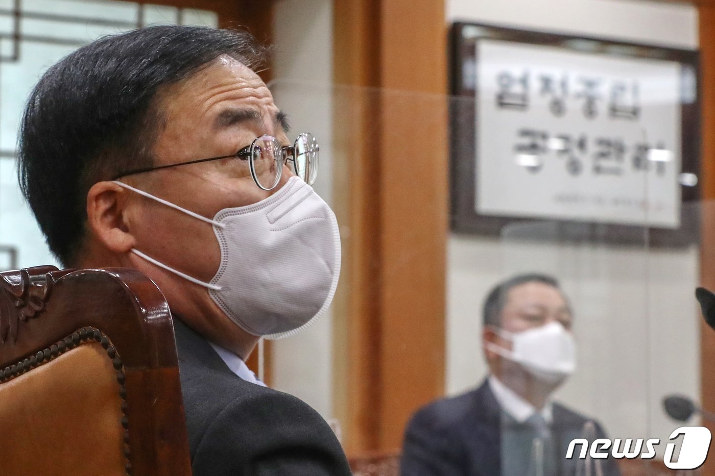 본문 이미지 - 김세환 중앙선거관리위원회 사무총장이 12일 오후 경기 과천 중앙선관위에서 열린 &#39;2022 주요업무계획 회의&#39;에서 선관위 관계자와 대화를 하고 있다. 2022.1.12/뉴스1 ⓒ News1 민경석 기자
