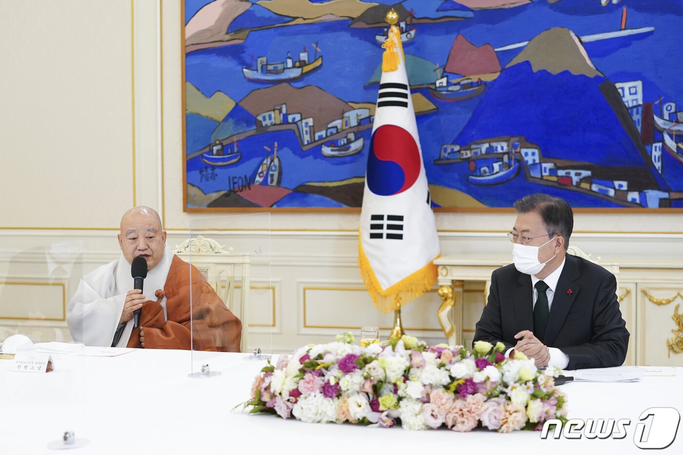 본문 이미지 - 문재인 대통령이 12일 청와대 본관 인왕실에서 열린 종교 지도자 초청 오찬 간담회에서 대한불교 조계종 총무원장 원행 스님의 발언을 듣고 있다. 2022.1.12/뉴스1 ⓒ News1 이광호 기자