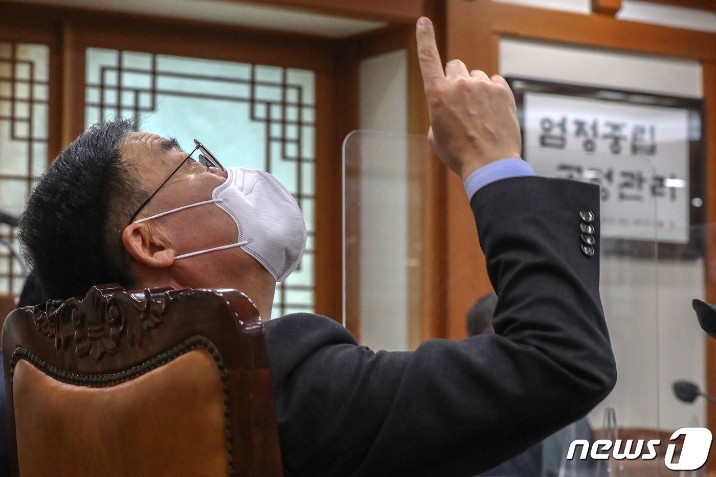 본문 이미지 - 김세환 중앙선거관리위원회 사무총장이 12일 오후 경기 과천 중앙선관위에서 열린 &#39;2022 주요업무계획 회의&#39;에서 선관위 관계자와 대화를 하고 있다. 2022.1.12/뉴스1 ⓒ News1 민경석 기자