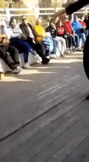 본문 이미지 - 직장 사교 모임에서 남성 교직원과 춤을 춘 교사 아야 유세프. (유튜브 갈무리) ⓒ 뉴스1