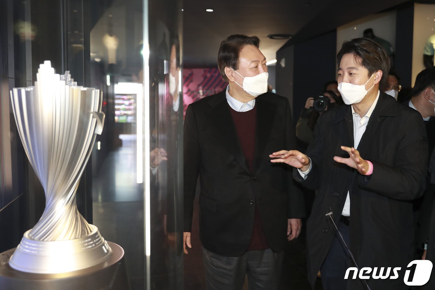 본문 이미지 - 국민의힘 윤석열 대선 후보와 이준석 대표가 12일 서울 종로구 그랑서울타워에서 열린 온라인게임 '리그오브레전드 챔피언스 코리아(LCK) 2022 스프링' 개막전을 찾아 트로피를 살펴보고 있다. 2022.1.12/뉴스1 ⓒ News1 국회사진취재단