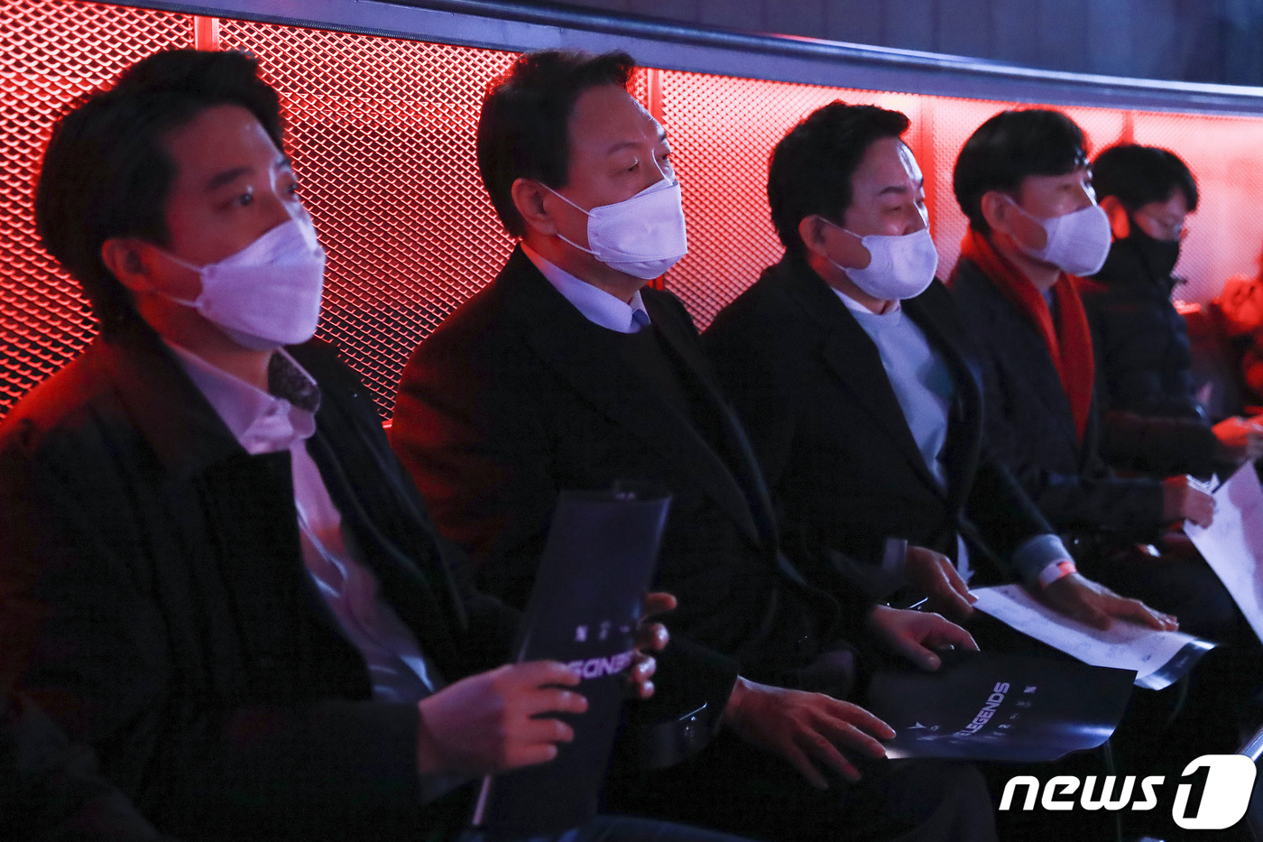 (서울=뉴스1) 국회사진취재단 = 국민의힘 윤석열 대선 후보와 이준석 대표가 12일 서울 종로구 그랑서울타워에서 열린 온라인게임 '리그오브레전드 챔피언스 코리아(LCK) 2022 …