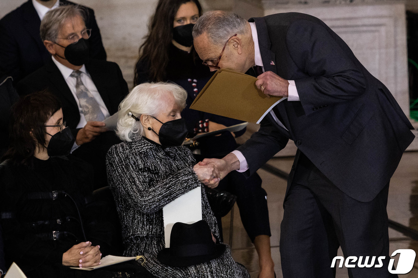 (워싱턴 AFP=뉴스1) 우동명 기자 = 척 슈머 미국 민주당 상원 원내대표가 12일(현지시간) 워싱턴 의사당의 로툰다 홀에서 열린 해리 리드 전 상원의원의 장례식서 미망인 란드라 …