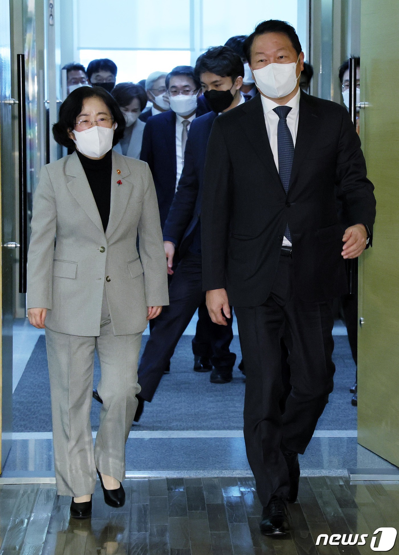 (서울=뉴스1) 이승배 기자 = 최태원 대한상의 회장이 13일 서울 중구 대한상공회의소에서 정책강연회에 나선 조성욱 공정위원장과 함께 이동하고 있다. 2022.1.13/뉴스1