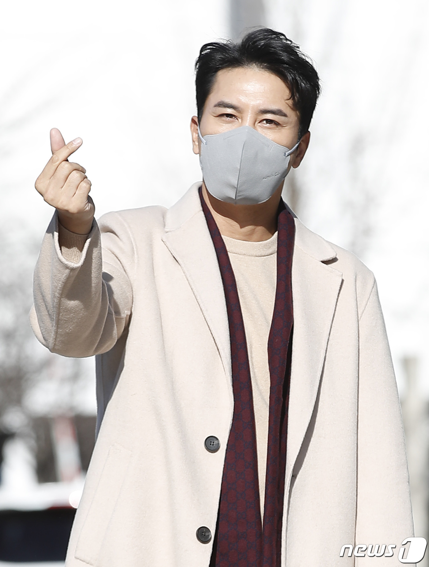 (서울=뉴스1) 권현진 기자 = 가수 장민호가 13일 서울 목동 SBS에서 진행되는 '두시탈출 컬투쇼’ 녹화를 위해 방송국으로 들어서며 인사를 하고 있다. 2022.1.13/뉴스1 …