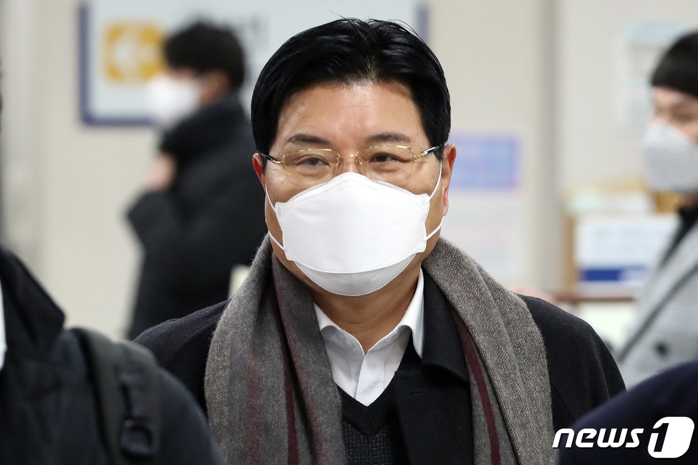 본문 이미지 - '뇌물·횡령배임' 혐의를 받고 있는 홍문종 전 국회의원이 13일 오후 서울 서초구 서울고등법원에서 열린 '특정경제범죄가중처벌등에관한법률위반(횡령) 등 공판‘에 출석하고 있다. 2022.1.13/뉴스1 ⓒ News1 황기선 기자