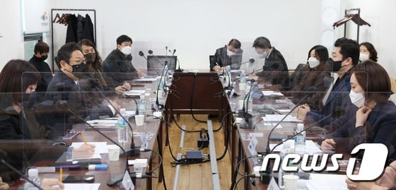 황희 장관, 예술의 산업화 사업 현장 간담회