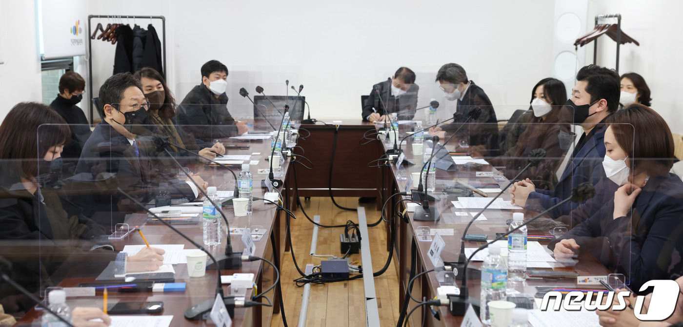 (서울=뉴스1) = 황희 문화체육관광부 장관이 13일 서울 종로구 예술가의집에서 문화예술 분야 창업기업, 사회적 경제 조직, 예술단체 관계자 등 주요 정책 수요자들과 간담회를 하고 …