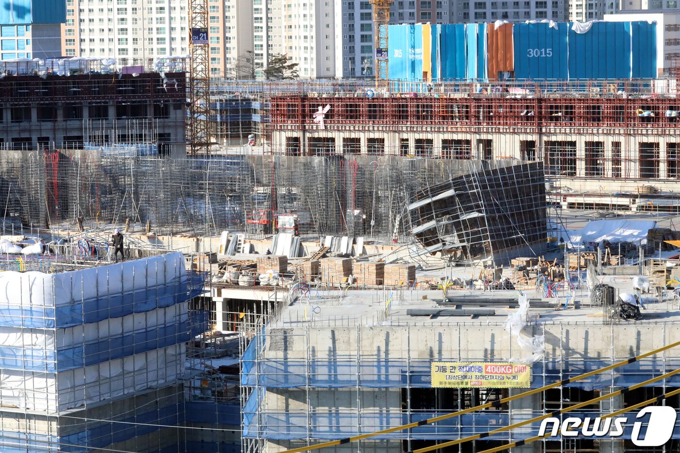 본문 이미지 - 13일 경북 구미시 산동의 한 아파트 신축 건설현장에서 거푸집이 무너지는 사고가 났다. 이날 낮 12시 30분쯤 강풍으로 인해 사고가 난 것으로 알려졌으며 인명피해는 없었다. 2022.1.13/뉴스1 ⓒ News1 정우용 기자