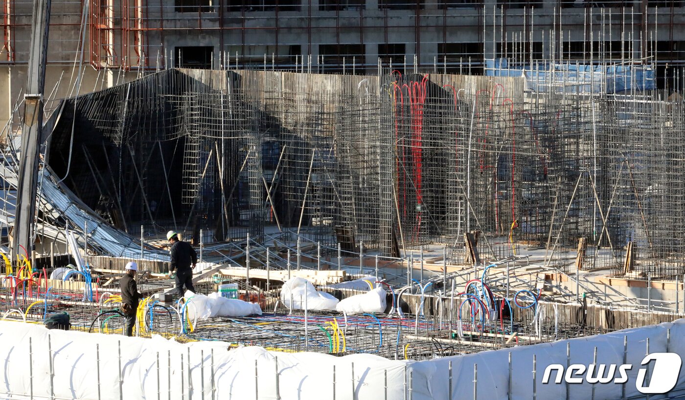 본문 이미지 - 13일 경북 구미시 산동의 한 아파트 신축 건설현장에서 거푸집이 무너지는 사고가 났다. 이날 낮 12시 30분쯤 강풍으로 인해 사고가 난 것으로 알려졌으며 인명피해는 없었다. 2022.1.13/뉴스1 ⓒ News1 정우용 기자