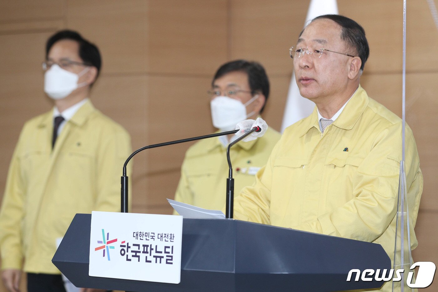 본문 이미지 - 홍남기 경제부총리 겸 기획재정부 장관이 14일 오전 서울 종로구 정부서울청사에서 열린 방역조치 연장 및 소상공인 지원관련 정부합동 브리핑에서 발언하고 있다. 2022.1.14/뉴스1 ⓒ News1 성동훈 기자