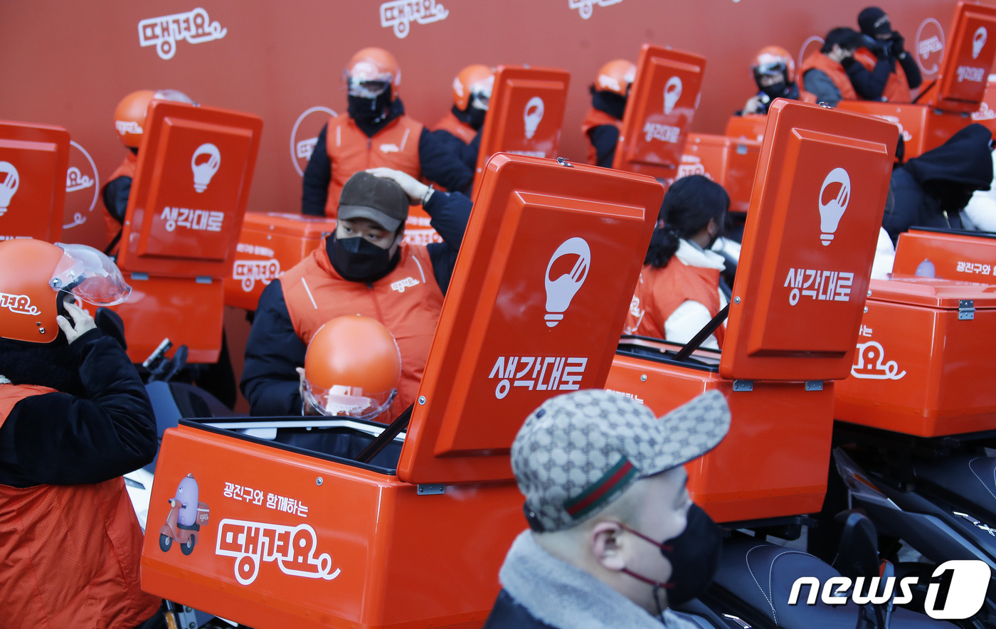 (서울=뉴스1) 권현진 기자 = 14일 오전 서울 광진구 로데오프라자 앞에서 열린 신한은행 배달앱 ‘땡겨요’ 공식 론칭 기념 행사에서 라이더 22명이 출시 세리머니 준비를 하고 있 …