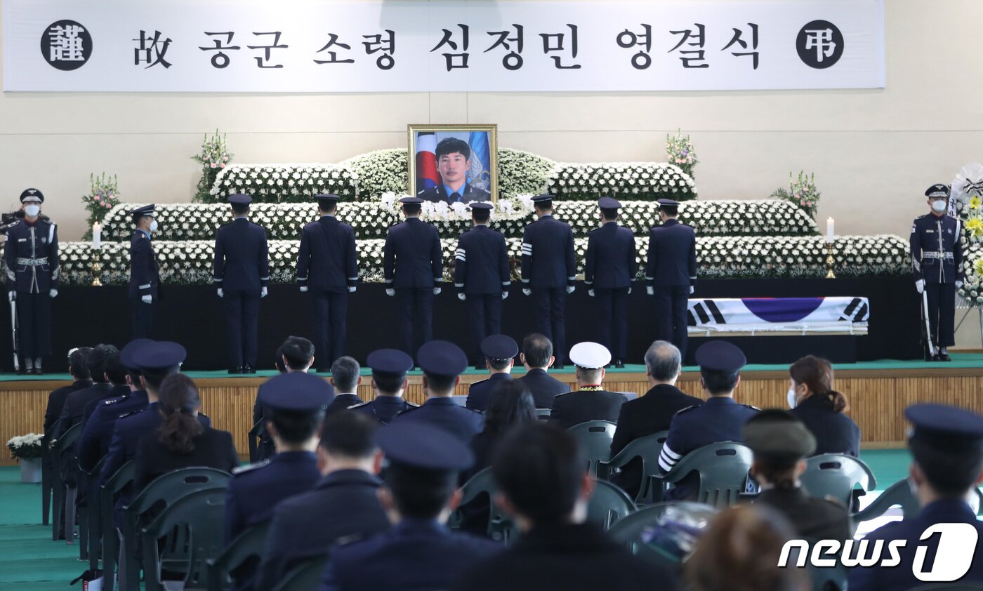 본문 이미지 - 공군 KF-5E 전투기 추락사고로 순직한 고(故) 심정민 소령(29·공사 64기·추서 계급)의 영결식이 14일 오전 경기도 수원시 공군 제10전투비행단에서 고인의 유족과 동기생, 동료 조종사 및 부대장병이 참석한 가운데 부대장(部隊葬)으로 엄수되고 있다. 2022.1.14/뉴스1 ⓒ News1 김영운 기자