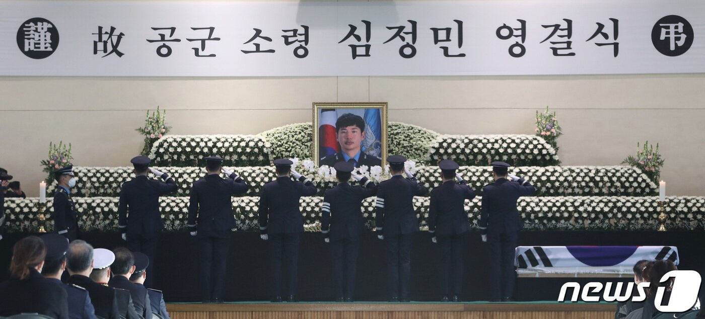 본문 이미지 - 공군 KF-5E 전투기 추락사고로 순직한 고(故) 심정민 소령(29·공사 64기·추서 계급)의 영결식이 14일 오전 경기도 수원시 공군 제10전투비행단에서 부대장(部隊葬)으로 엄수되고 있는 가운데 동료들이 헌화 후 거수경례를 하고 있다. 2022.1.14/뉴스1 ⓒ News1 김영운 기자