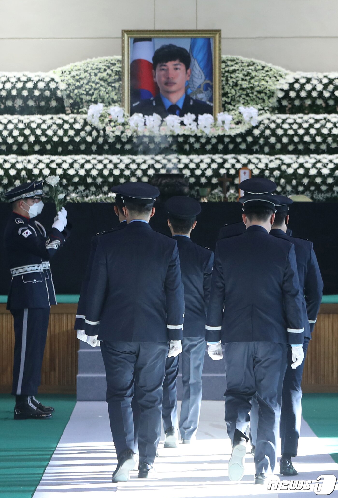 본문 이미지 - 공군 KF-5E 전투기 추락사고로 순직한 고(故) 심정민 소령(29·공사 64기·추서 계급)의 영결식이 14일 오전 경기도 수원시 공군 제10전투비행단에서 고인의 유족과 동기생, 동료 조종사 및 부대장병이 참석한 가운데 부대장(部隊葬)으로 엄수되고 있다. 2022.1.14/뉴스1 ⓒ News1 김영운 기자
