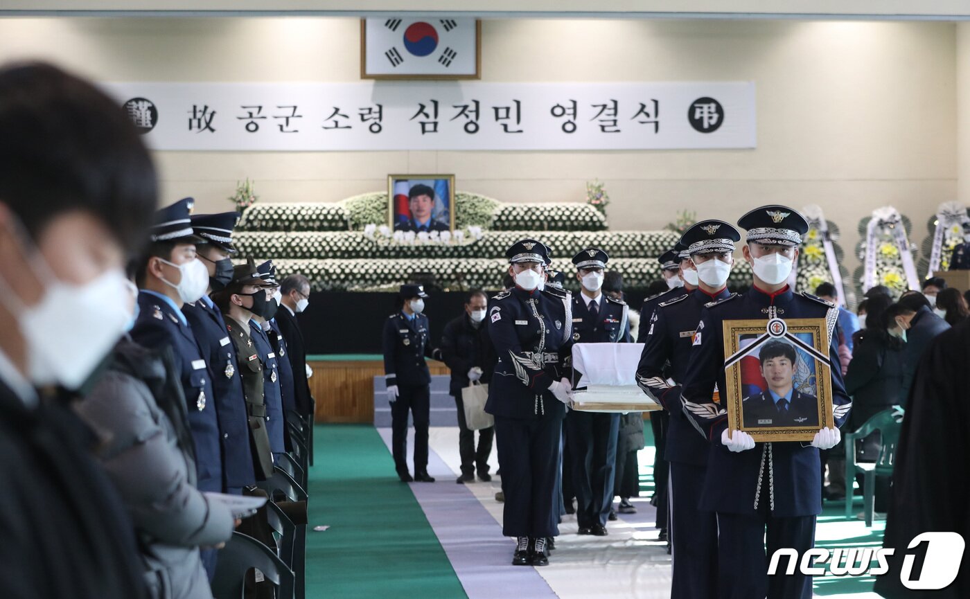 본문 이미지 - 공군 KF-5E 전투기 추락사고로 순직한 고(故) 심정민 소령(29·공사 64기·추서 계급)의 영결식이 14일 오전 경기도 수원시 공군 제10전투비행단에서 부대장(部隊葬)으로 엄수되고 있는 가운데 운구 행렬이 국립대전현충원으로 향하고 있다. 2022.1.14/뉴스1 ⓒ News1 김영운 기자