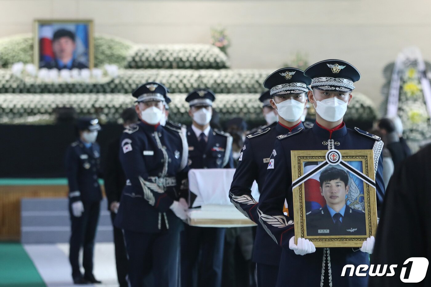 본문 이미지 - 지난 2022년 공군 KF-5E 전투기 추락사고로 순직한 고(故) 심정민 소령(29·공사 64기·추서 계급)의 영결식이 경기도 수원시 공군 제10전투비행단에서 부대장(部隊葬)으로 엄수되고 있다. 2022.1.14 ⓒ 뉴스1 자료 사진