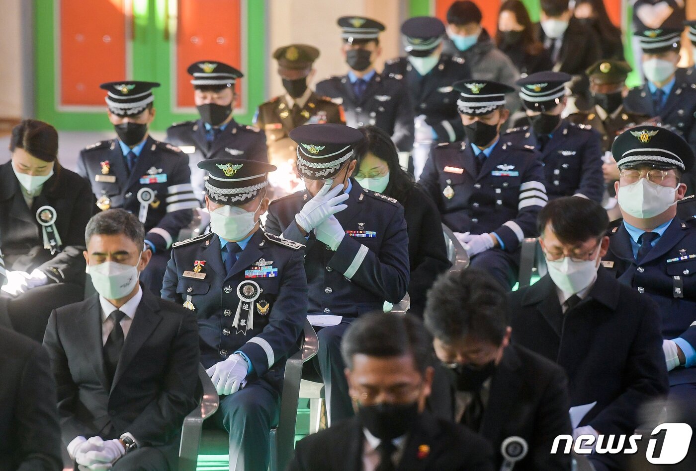 본문 이미지 - 공군 KF-5E 전투기 추락사고로 순직한 고(故) 심정민 소령(29·공사 64기·추서 계급)의 영결식이 14일 오전 경기도 수원시 공군 제10전투비행단에서 부대장(部隊葬)으로 엄수되고 있는 가운데 동료들이 슬픔에 잠겨 있다. 2022.1.14/뉴스1 ⓒ News1 경기사진공동취재단
