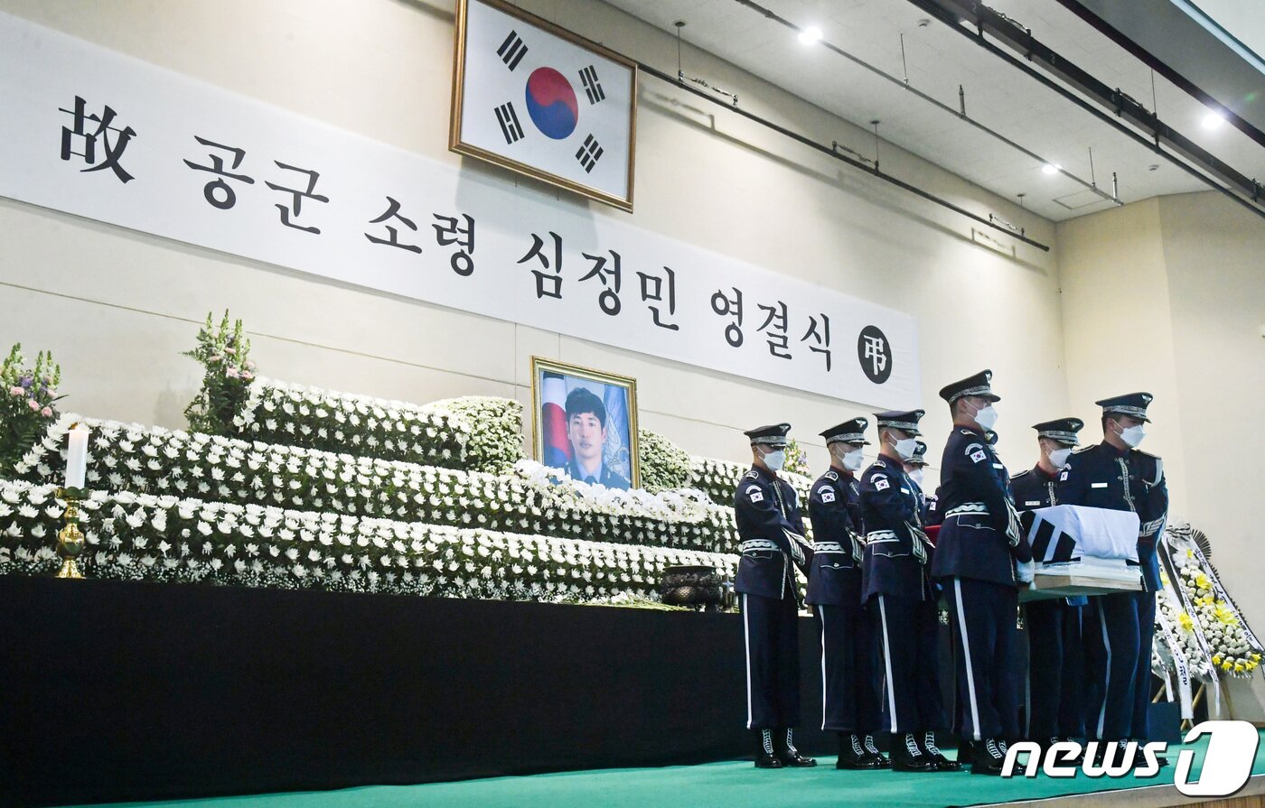 본문 이미지 - 공군 KF-5E 전투기 추락사고로 순직한 고(故) 심정민 소령(29·공사 64기·추서 계급)의 영결식이 14일 오전 경기도 수원시 공군 제10전투비행단에서 부대장(部隊葬)으로 엄수되고 있는 가운데 운구 행렬이 국립대전현충원으로 향하고 있다. 2022.1.14/뉴스1 ⓒ News1 경기사진공동취재단