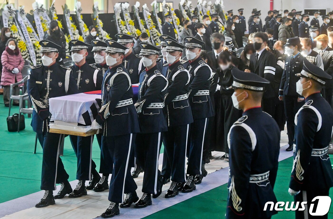 본문 이미지 - 공군 KF-5E 전투기 추락사고로 순직한 고(故) 심정민 소령(29·공사 64기·추서 계급)의 영결식이 엄수된 14일 오전 경기도 수원시 공군 제10전투비행단에서 고인의 유족과 동기생, 동료 조종사 및 부대장병이 참석한 가운데 심 소령의 운구가 들어오고 있다. 2022.1.14/뉴스1 ⓒ News1 경기사진공동취재단