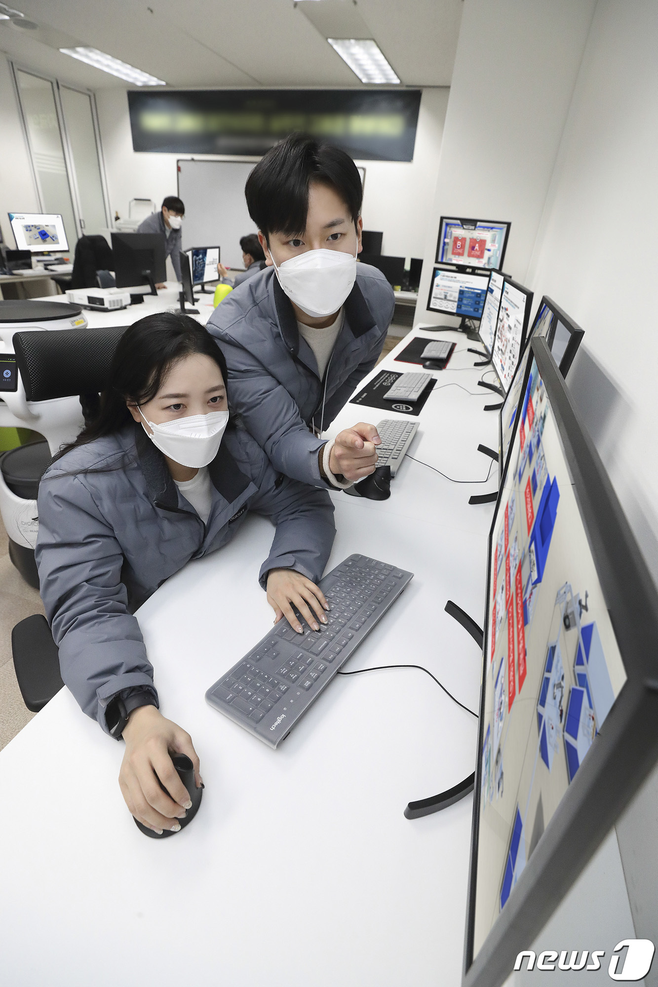 (서울=뉴스1) = KT가 한국로봇산업진흥원과 함께 ‘5세대 통신망 첨단제조 실증환경 테스트베드 구축 사업’ 계약을 체결했다고 16일 밝혔다.KT직원들이 5세대 통신망 첨단제조 실 …