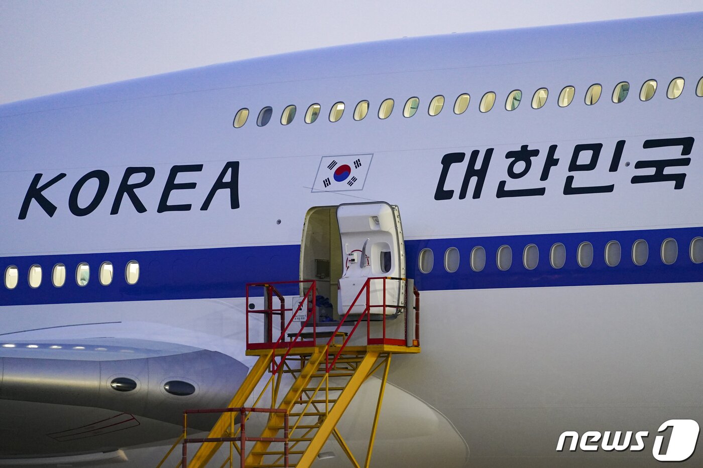 본문 이미지 - 청와대가 15일 신형 공군 1호기를 공개했다. 신형 공군 1호기는 보잉747-8i 기종으로, 기존 1호기 대비 항속거리 및 순항속도가 증가 되었고, 내부 개조를 통해 회의공간, 좌석 및 편의 시스템이 교체되었다. 사진은 신형 공군 1호기의 모습.(청와대 제공)2022.1.15/뉴스1