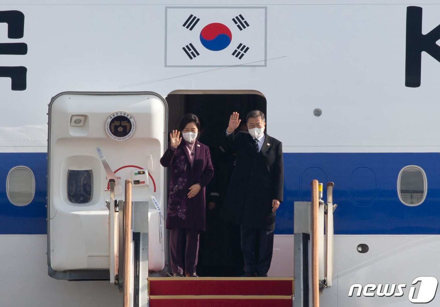 본문 이미지 - 문재인 대통령과 김정숙 여사가 15일 경기 성남시 서울공항에서 아랍에미리트연합(UAE), 사우디아라비아, 이집트 등 중동 3개국 순방을 위해 공군 1호기에 올라 인사하고 있다. 2022.1.15/뉴스1 ⓒ News1 성동훈 기자
