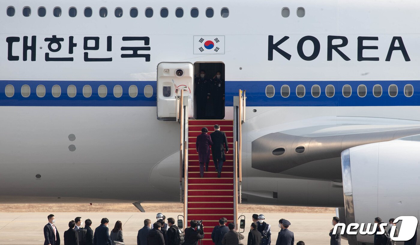 본문 이미지 - 문재인 대통령과 김정숙 여사가 15일 경기 성남시 서울공항에서 아랍에미리트연합(UAE), 사우디아라비아, 이집트 등 중동 3개국 순방을 위해 공군 1호기에 탑승하고 있다. 2022.1.15/뉴스1 ⓒ News1 성동훈 기자