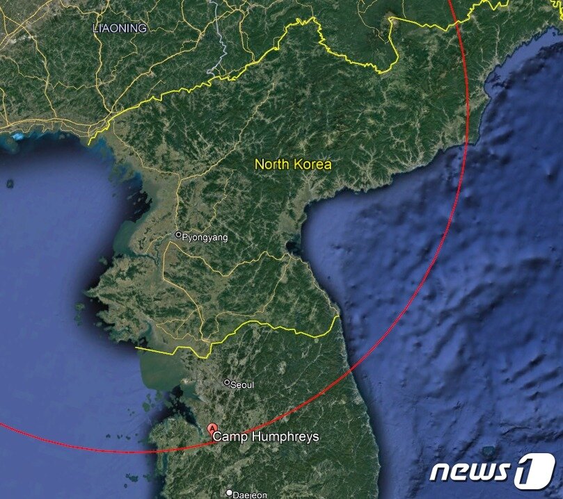 본문 이미지 - 북한 평안북도 의주 일대로부터 430㎞ 거리 이내에 경기도 평택 소재 주한미군기지 '캠프 험프리스'가 포함된다. (안킷 판다 트위터) ⓒ 뉴스1