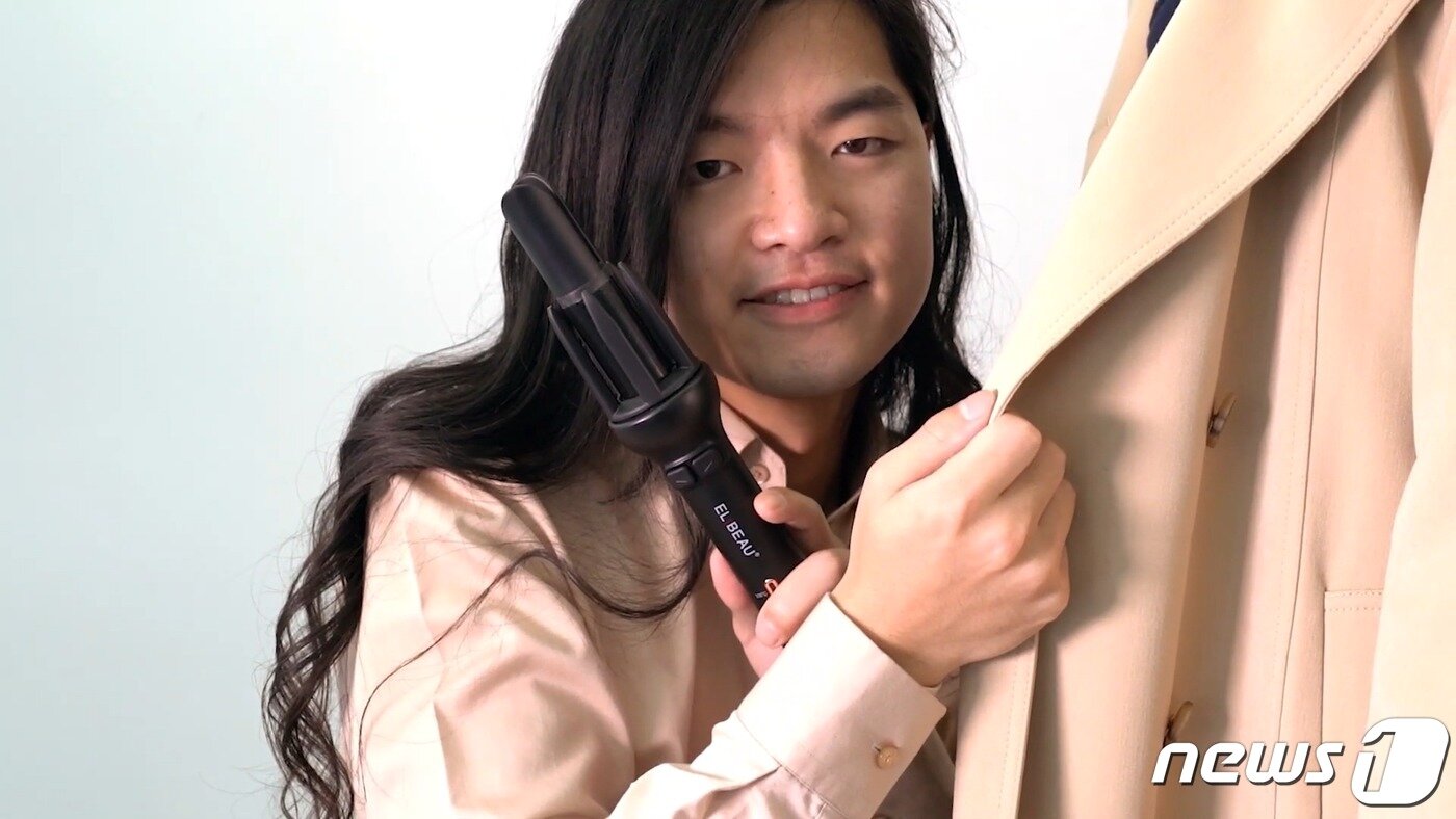 본문 이미지 - 7년째 머리를 기르는 장발 남성 정선일씨(35)가 출연한 한 중소기업의 헤어스타일러 상품 광고. ⓒ 뉴스1(정선일씨 제공)