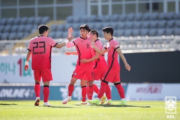 본문 이미지 - 아이슬란드와 경기를 치르는 한국 대표팀 선수들(대한축구협회 제공) ⓒ 뉴스1
