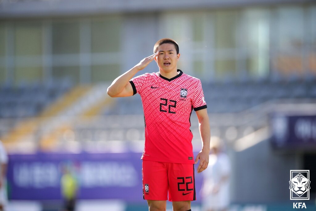 본문 이미지 - 대한민국 축구 대표팀 권창훈이 15일&#40;한국시간&#41; 터키 안탈리아 마르단 스타이움에서 열린 아이슬란드와의 친선전에서 추가 득점 후 경례하고 있다. &#40;대한축구협회 제공&#41; 2022.1.15/뉴스1