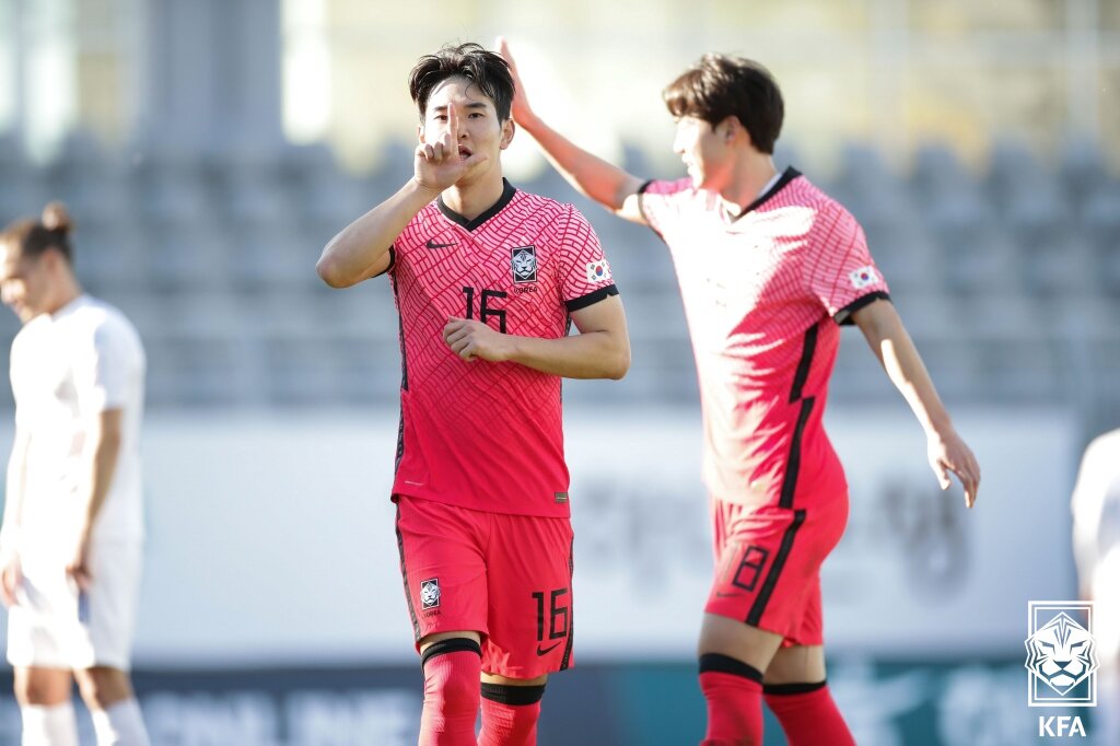 본문 이미지 - 대한민국 축구 대표팀 김진규가 15일&#40;한국시간&#41; 터키 안탈리아 마르단 스타이움에서 열린 아이슬란드와의 친선전에서 득점 후 기뻐하고 있다. &#40;대한축구협회 제공&#41; 2022.1.15/뉴스1