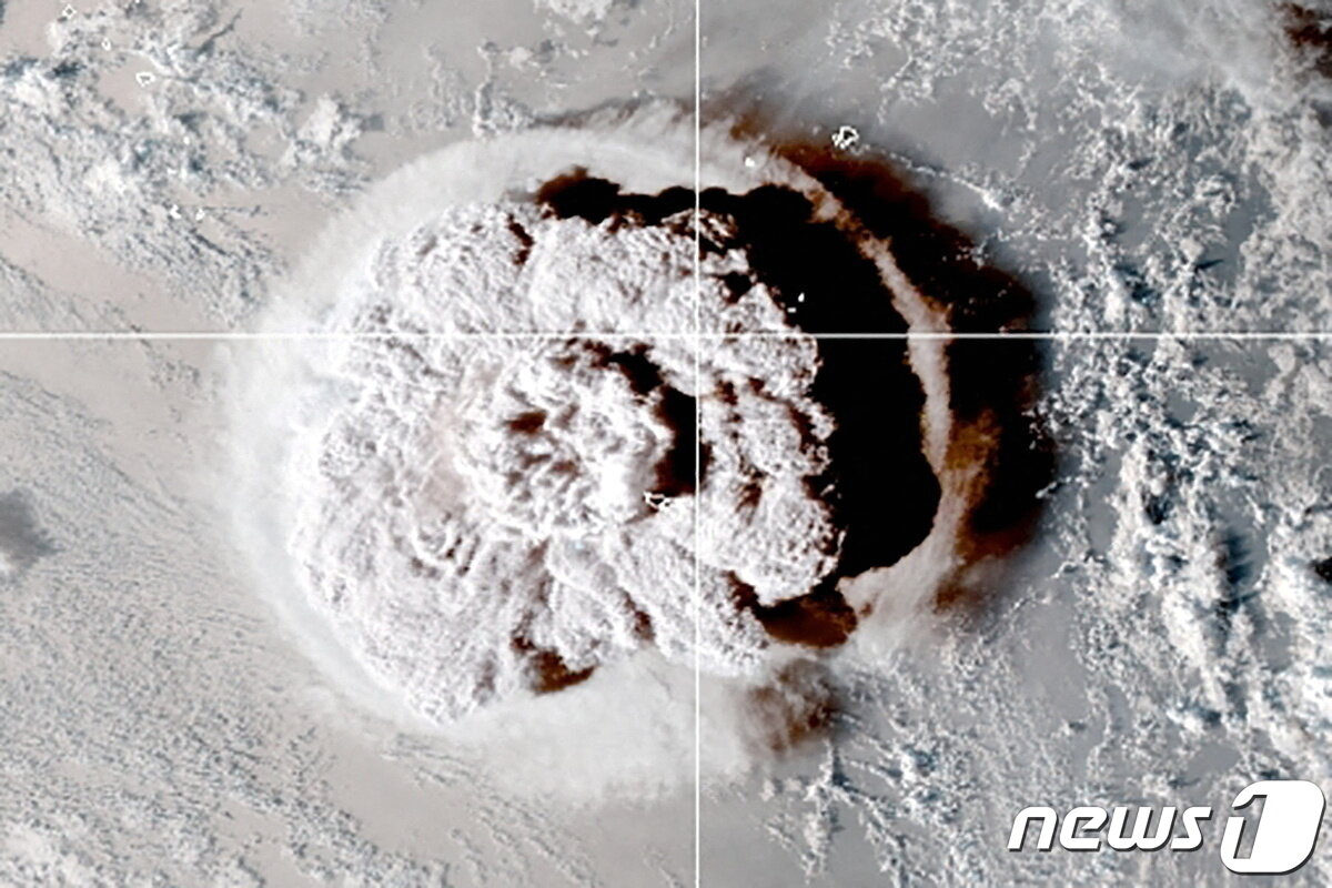 본문 이미지 - 15일 남태평양 섬 나라 통가 인근 바다에서 해저 화산이 폭발하는 모습이 인공위성에서 포착됐다. ⓒ 로이터=뉴스1 ⓒ News1 박형기 기자