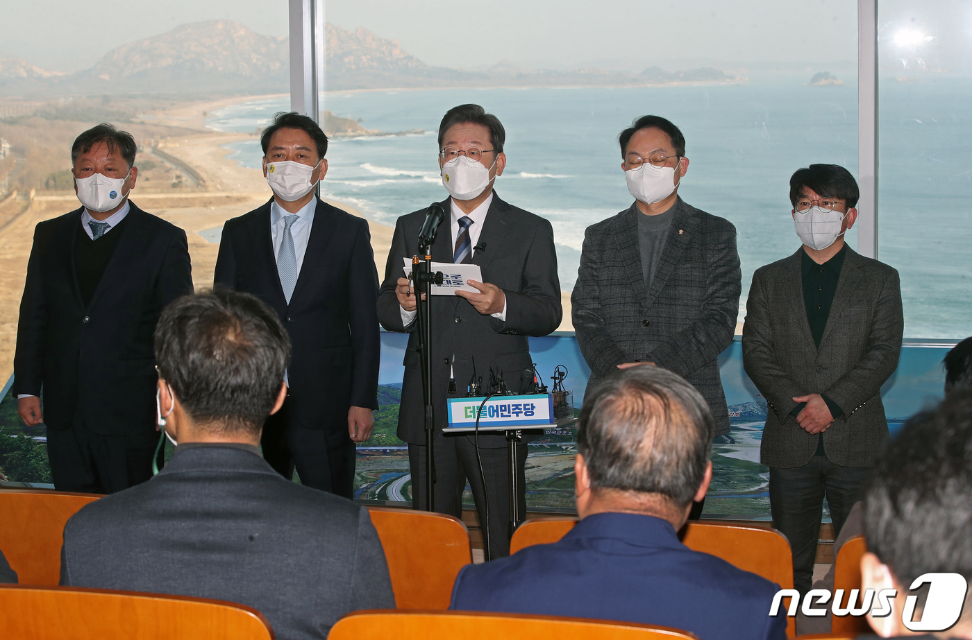 (고성=뉴스1) 오대일 기자 = 매타버스 시즌2 민생투어를 재개한 이재명 더불어민주당 대선 후보가 16일 오전 동해안 최북단 강원도 고성군 통일전망대에서 한반도 평화시대 강원권 미 …